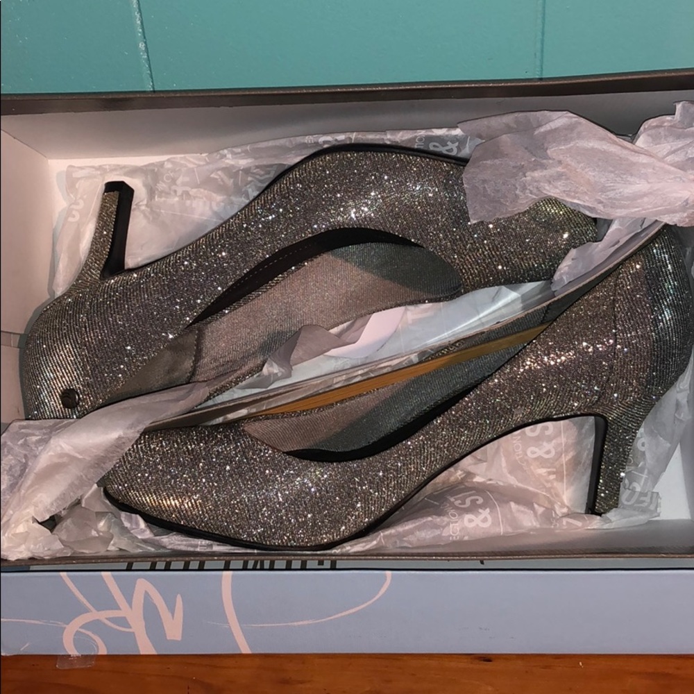 A pair of dressy heals